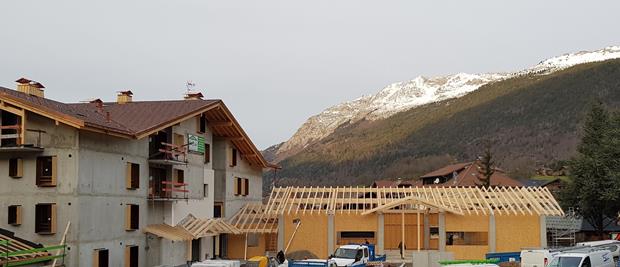 La salle communale se dessine. 